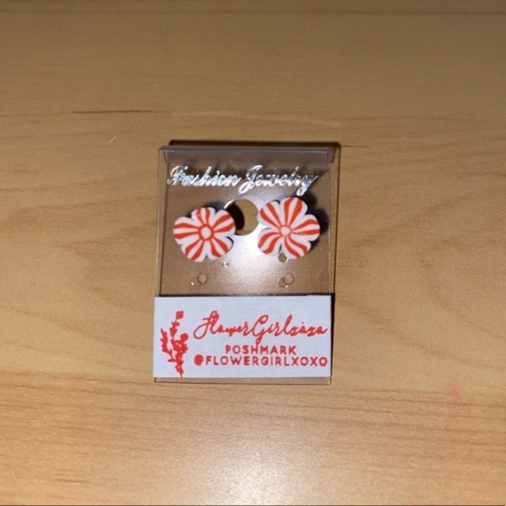 Candy Cane Stripe Earrings ♥️ 🤍 - Picture 4 of 9